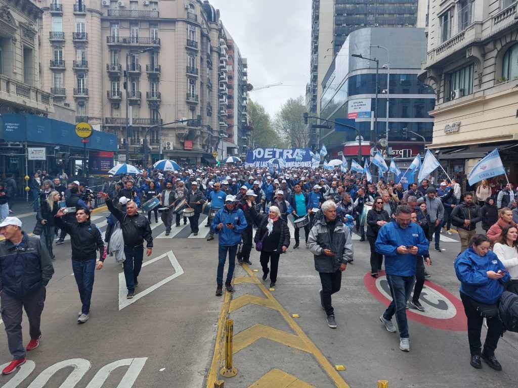 Paro y movilización de trabajadores telefónicos por un aumento salarial del 34% por tres meses