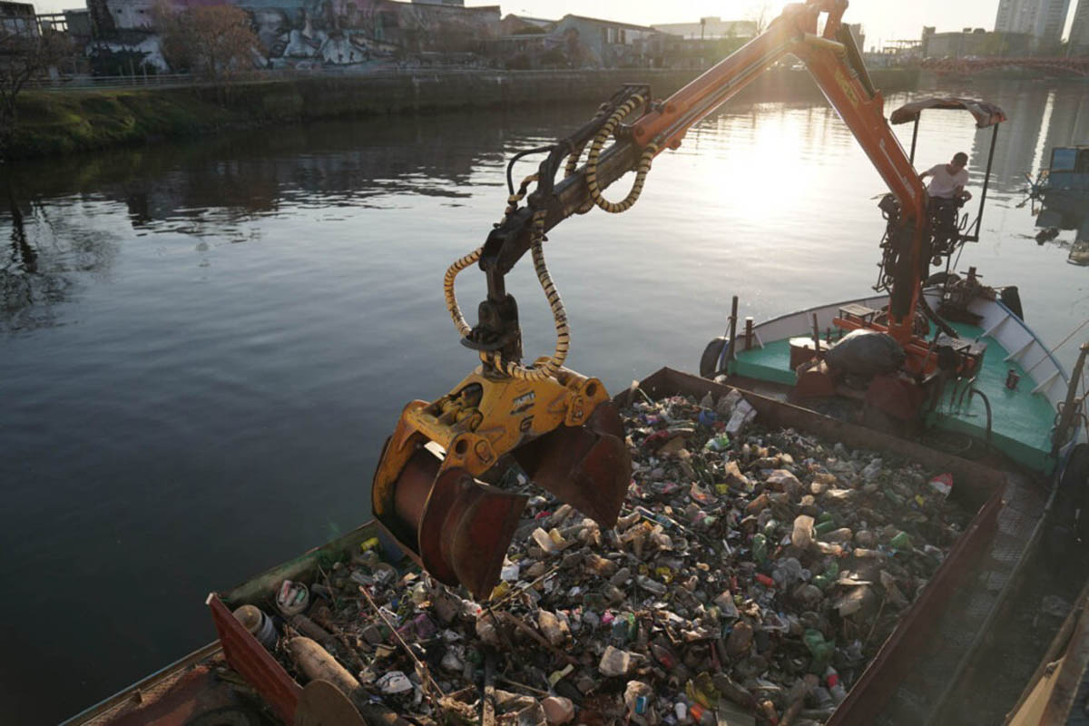 El 90% de los residuos retirados del Riachuelo son plásticos y restos de poda