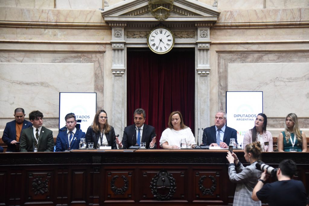 Massa y Moreau encabezaron el XIX encuentro del programa "Uniendo Metas" junto a 900 jóvenes 2 Massa y Moreau encabezaron el XIX encuentro del programa "Uniendo Metas" junto a 900 jóvenes