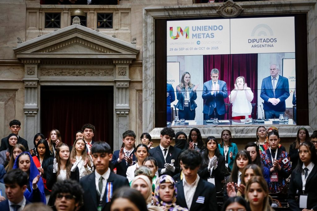 Massa y Moreau encabezaron el XIX encuentro del programa "Uniendo Metas" junto a 900 jóvenes 1 Massa y Moreau encabezaron el XIX encuentro del programa "Uniendo Metas" junto a 900 jóvenes