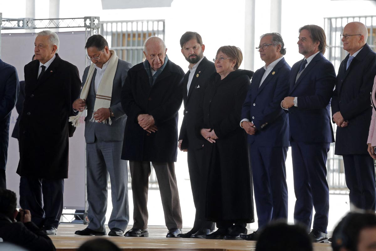 Diez presidentes firman el “Compromiso de Santiago” para “cuidar y defender la democracia”