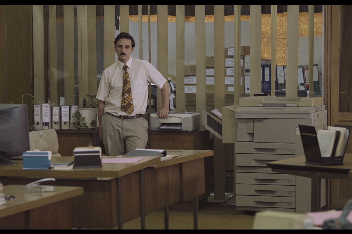 «Hace mucho que no duermo»: las desventuras de un burócrata insomne, para divertirse, reír y pensar