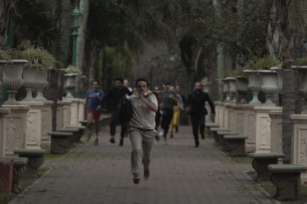 "Hace mucho que no duermo": las desventuras de un burócrata insomne, para divertirse, reír y pensar