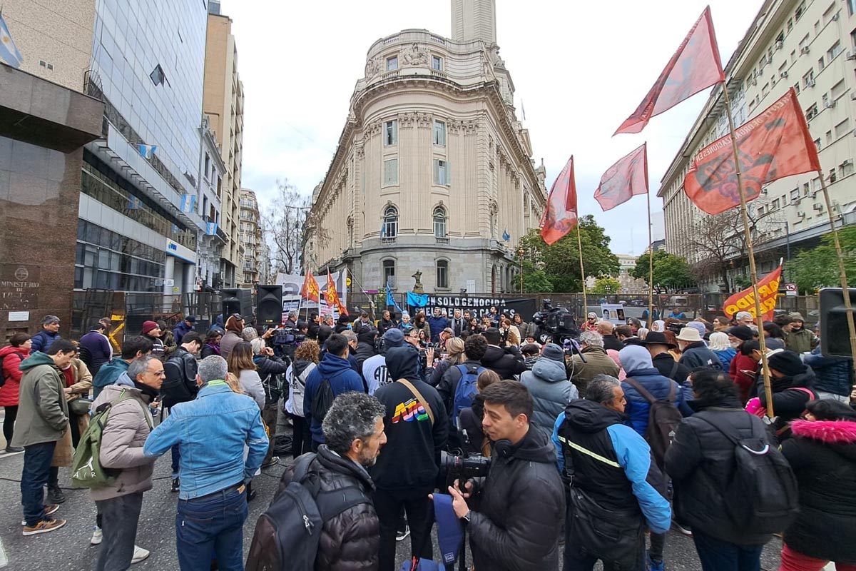 Repudio al homenaje negacionista en la puerta de la Legislatura vallada