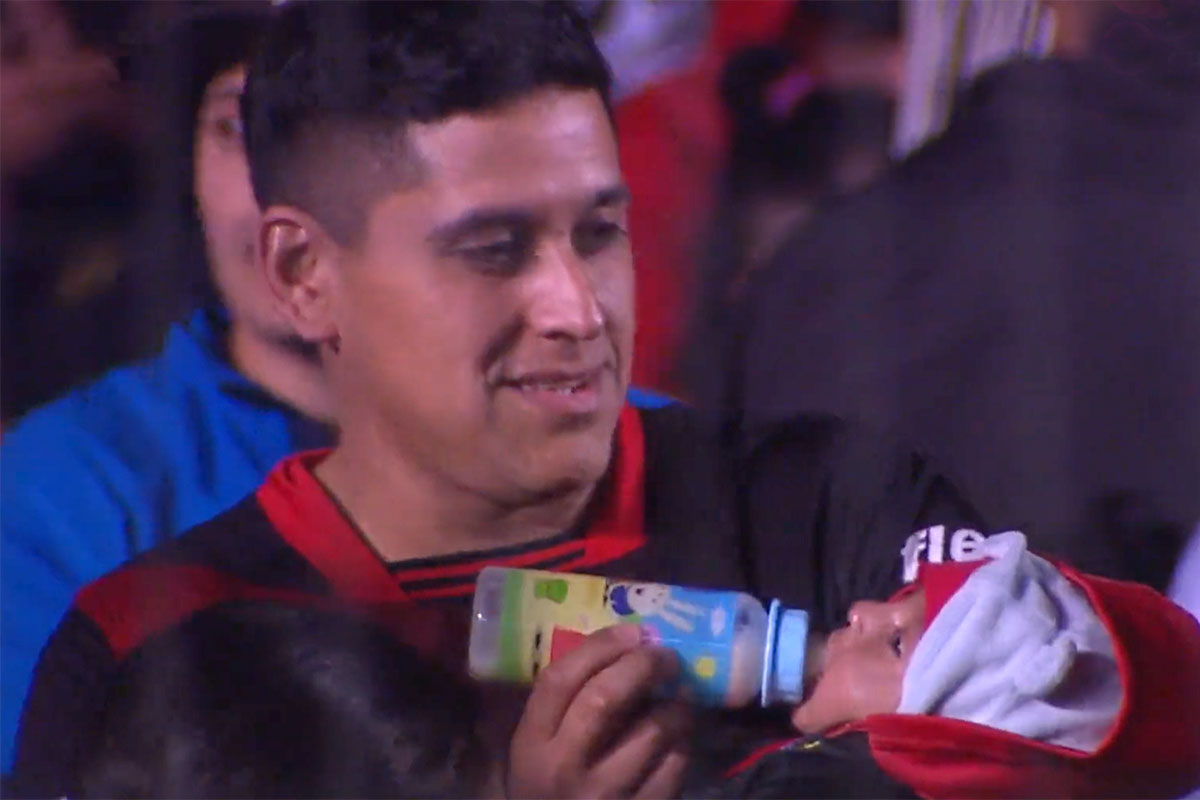 La FIFA nominó al premio The Best a un hincha de Colón por alimentar a su hijo en pleno partido