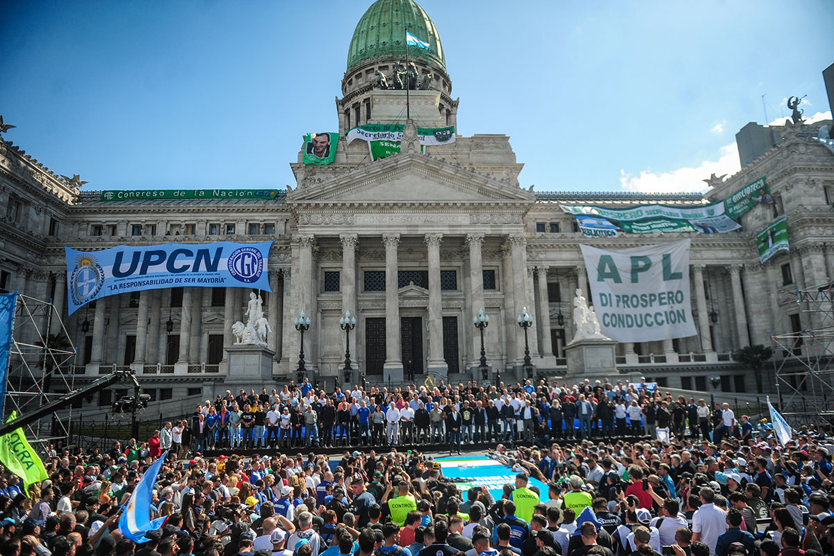 Marcha de gremios en respaldo a Massa: «Terminamos con la injusticia del impuesto por trabajar»