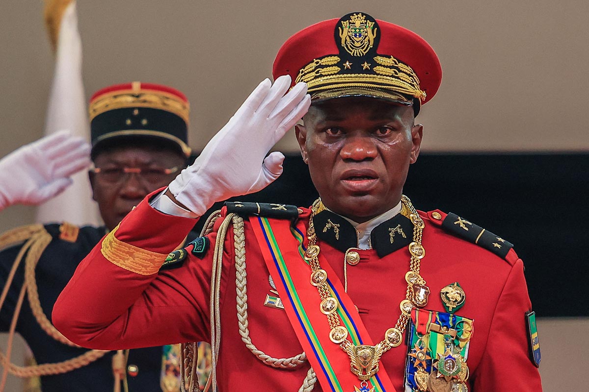 El líder de la junta militar de Gabón juró como «presidente de transición»