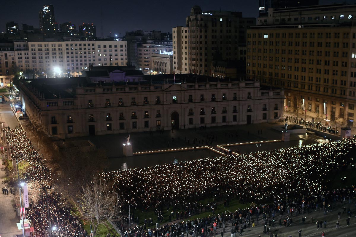 Miles de mujeres rodearon La Moneda en silencio para conmemorar los 50 años del golpe