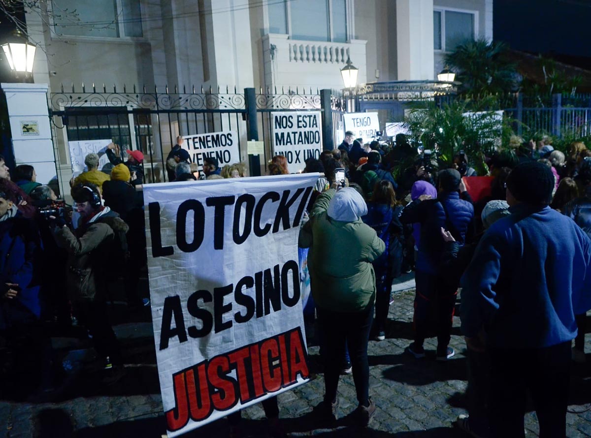 Una manifestación frente a la casa del cirujano Lotocki pidió «justicia por Silvina Luna»