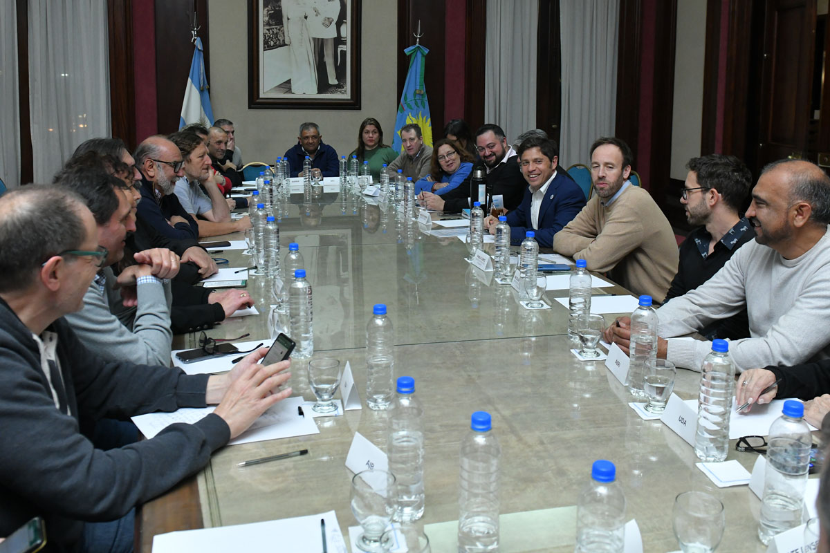 Bono de 30 mil y aumento del 25% para estatales bonaerenses: el detalle de los anuncios de Kicillof