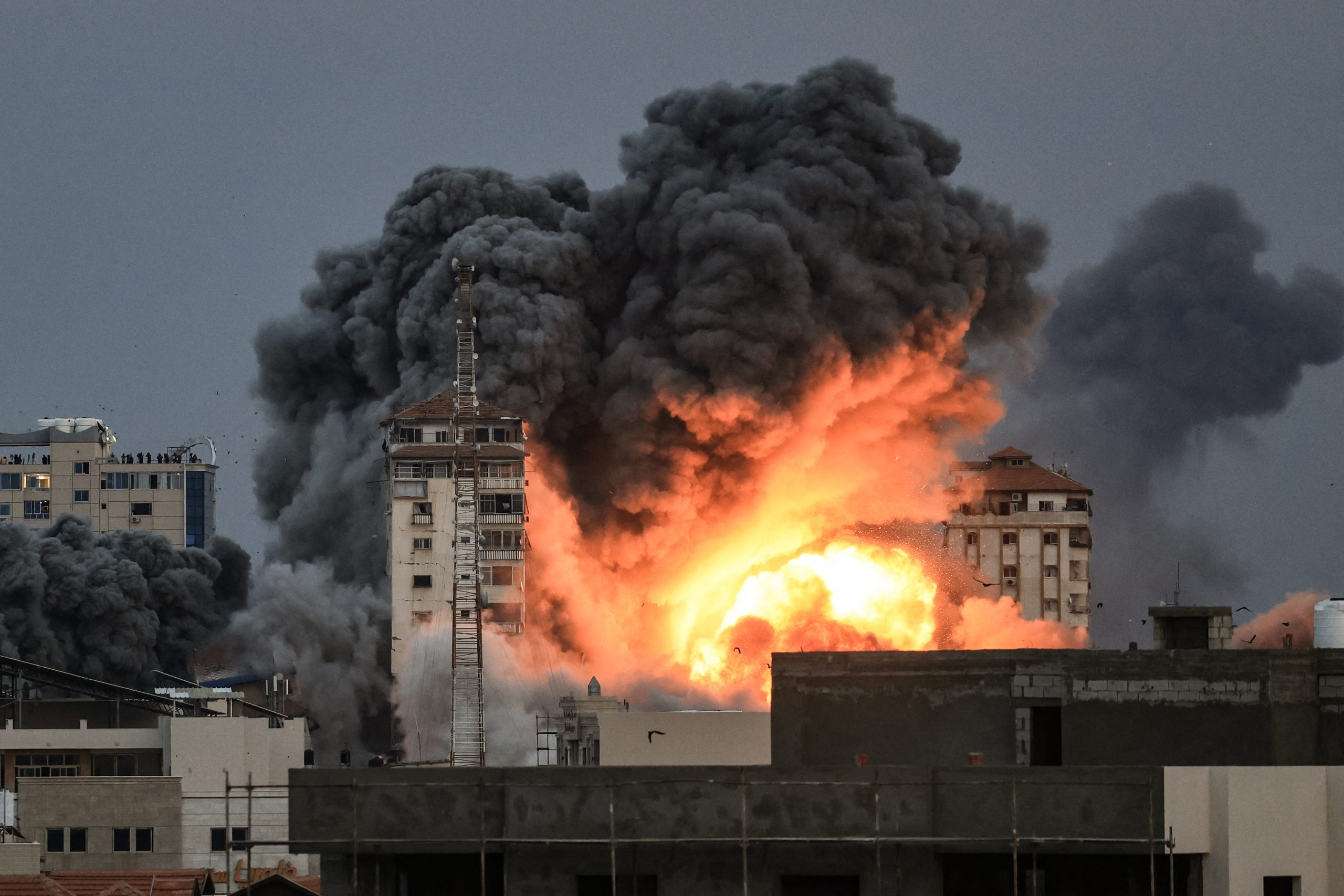 Israel responde a los ataques y bombardea Gaza