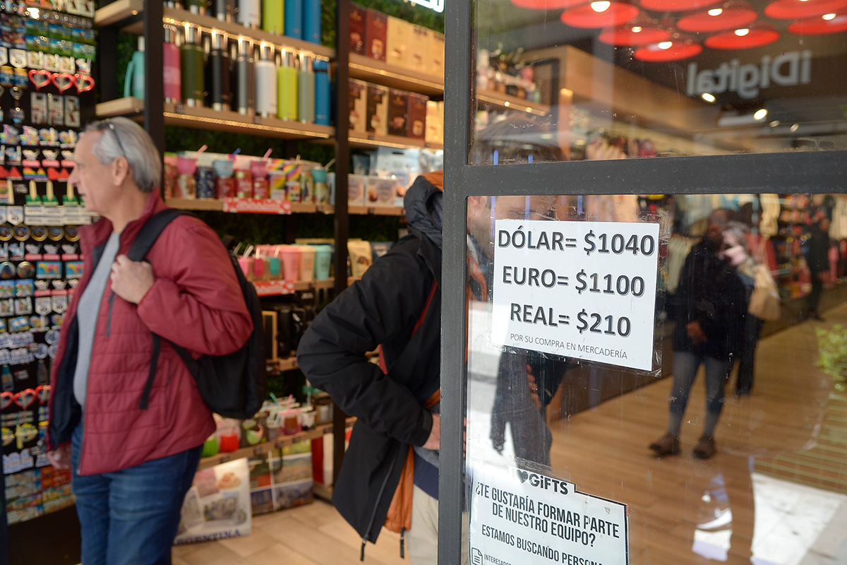 La vida en blue: crónica de la city porteña en el día que el dólar llegó a $ 1000