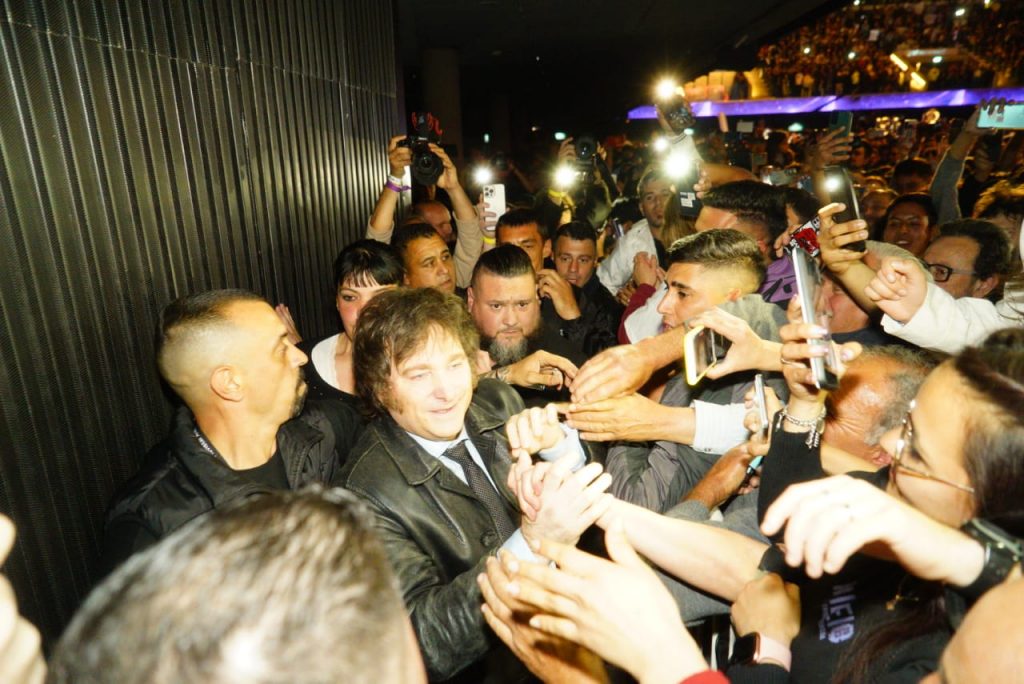 El cierre de Milei: último show del "loco" de la motosierra