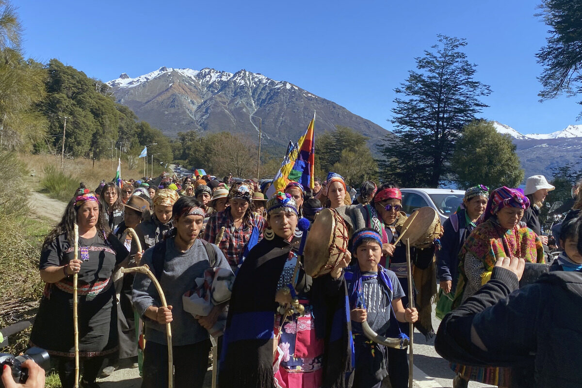 Abrazo feminista a la Lof Winkul Mapu en defensa de la lucha de mujeres mapuche