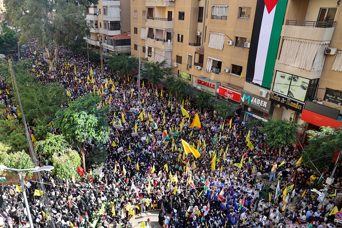 Miles de palestinos marcharon en Cisjordania contra el ataque israelí al hospital de Gaza