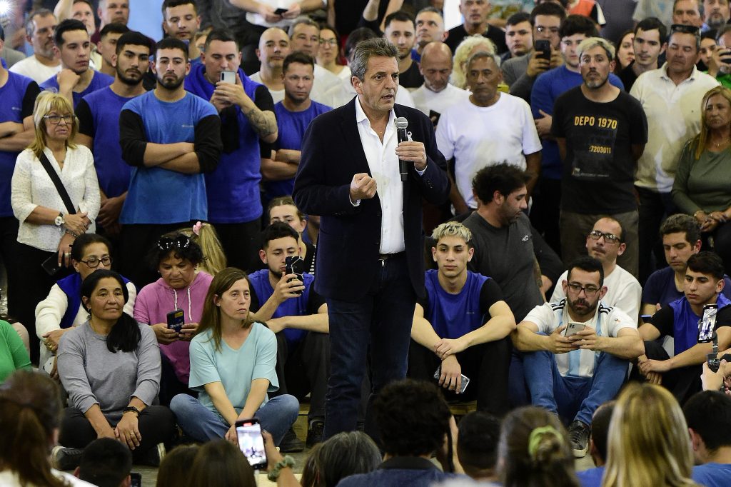 Massa cerró su campaña en una fábrica de Pilar: «Somos un país maravilloso que tiene que ponerse de acuerdo»