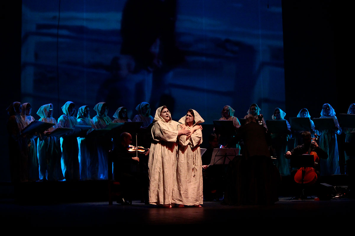 Madres y Abuelas de Plaza de Mayo, homenajeadas en una versión del “Stabat Mater” que evoca el dolor de María por la agonía de su hijo