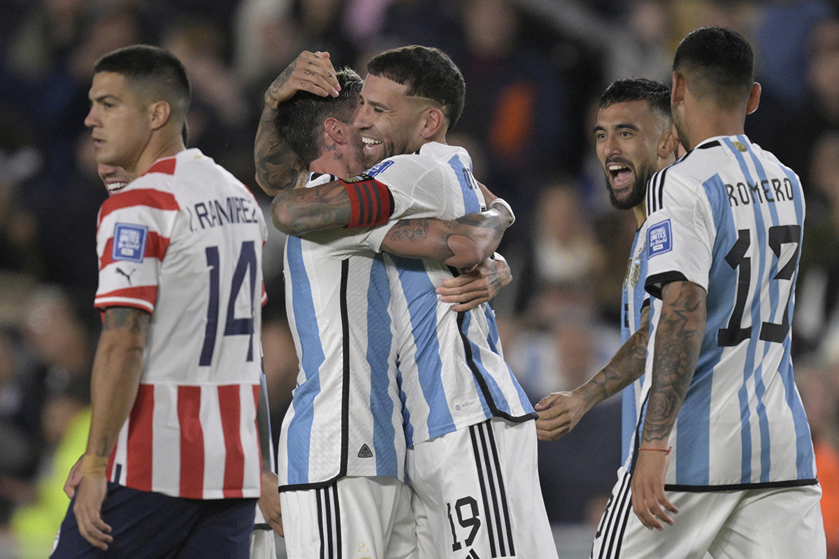 Otra burbuja de felicidad futbolera: la selección venció 1-0 a Paraguay y sigue con puntaje ideal hacia el Mundial