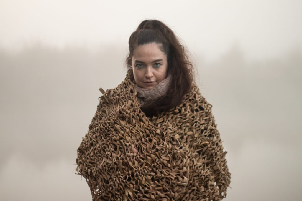 Amorela presenta “Fábula blanca”, un disco de belleza frugal y espíritu lúdico 1 Amorela presenta “Fábula blanca”, un disco de belleza frugal y espíritu lúdico