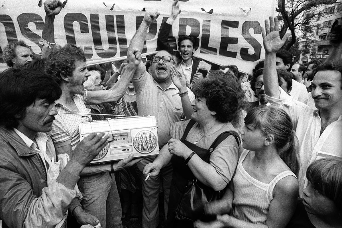 “Pueblo en movimiento. 40 años de democracia”, un recorrido fotográfico por las movilizaciones populares que marcaron cuatro décadas