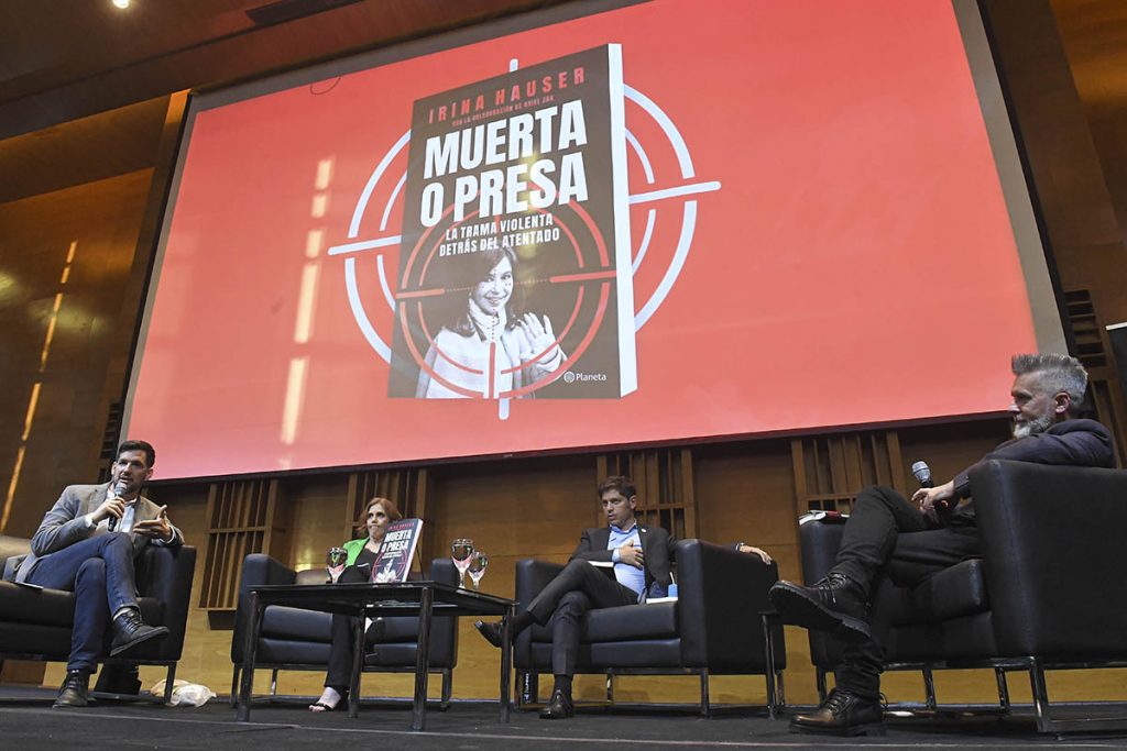 Con presencia de Kicillof, se presentó el libro "Muerta o presa" sobre el ataque a Cristina Kirchner 1 Con presencia de Kicillof, se presentó el libro "Muerta o presa" sobre el ataque a Cristina Kirchner