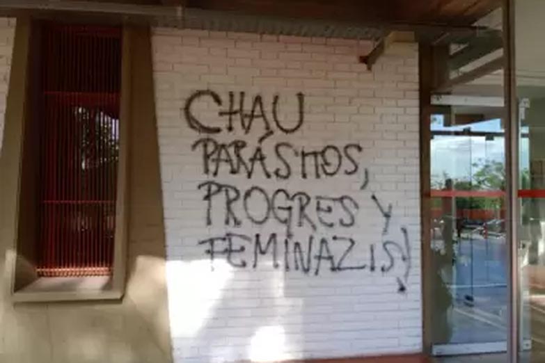La Universidad de Cuyo amaneció vandalizada con pintadas: «Milei 2023! Zurdos de mierda!»