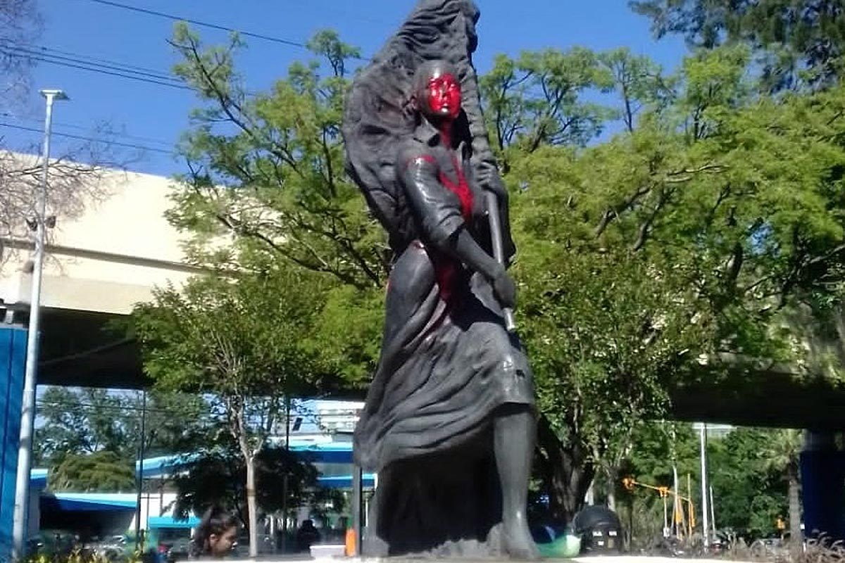 A horas del balotaje vandalizaron un monumento de Evita en Avellaneda, dos sedes de UxP en Salta y la UnCuyo