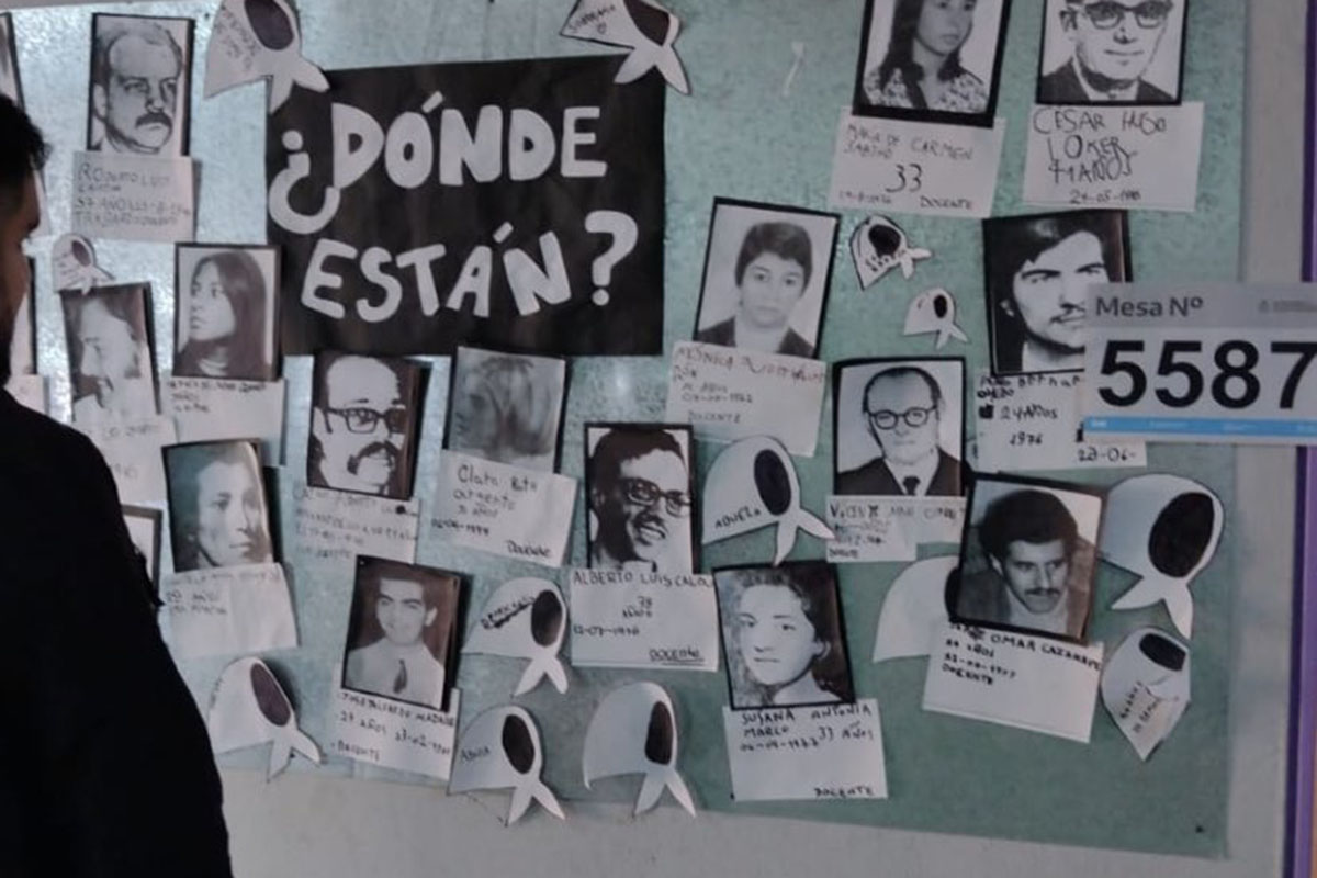 Fiscales de LLA intentaron tapar referencias a la democracia y la memoria en escuelas, pese a que forman parte del contenido curricular