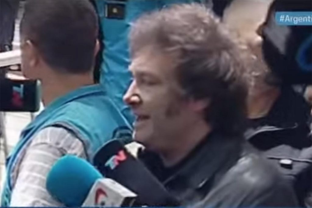 El papa Francisco llamó a Javier Milei para felicitarlo por su triunfo y éste lo invitó a que visite la Argentina