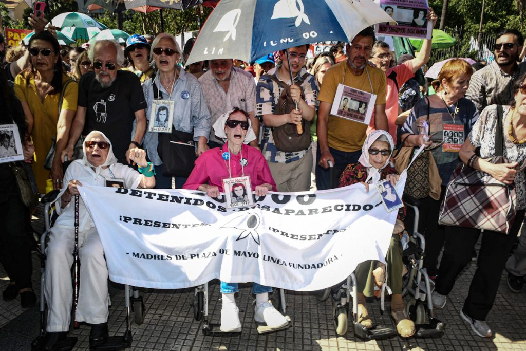 Un jueves distinto en la marcha de las Madres: recordaron a Hebe y llamaron a "resistir combatiendo" contra Milei 1 Un jueves distinto en la marcha de las Madres: recordaron a Hebe y llamaron a "resistir combatiendo" contra Milei