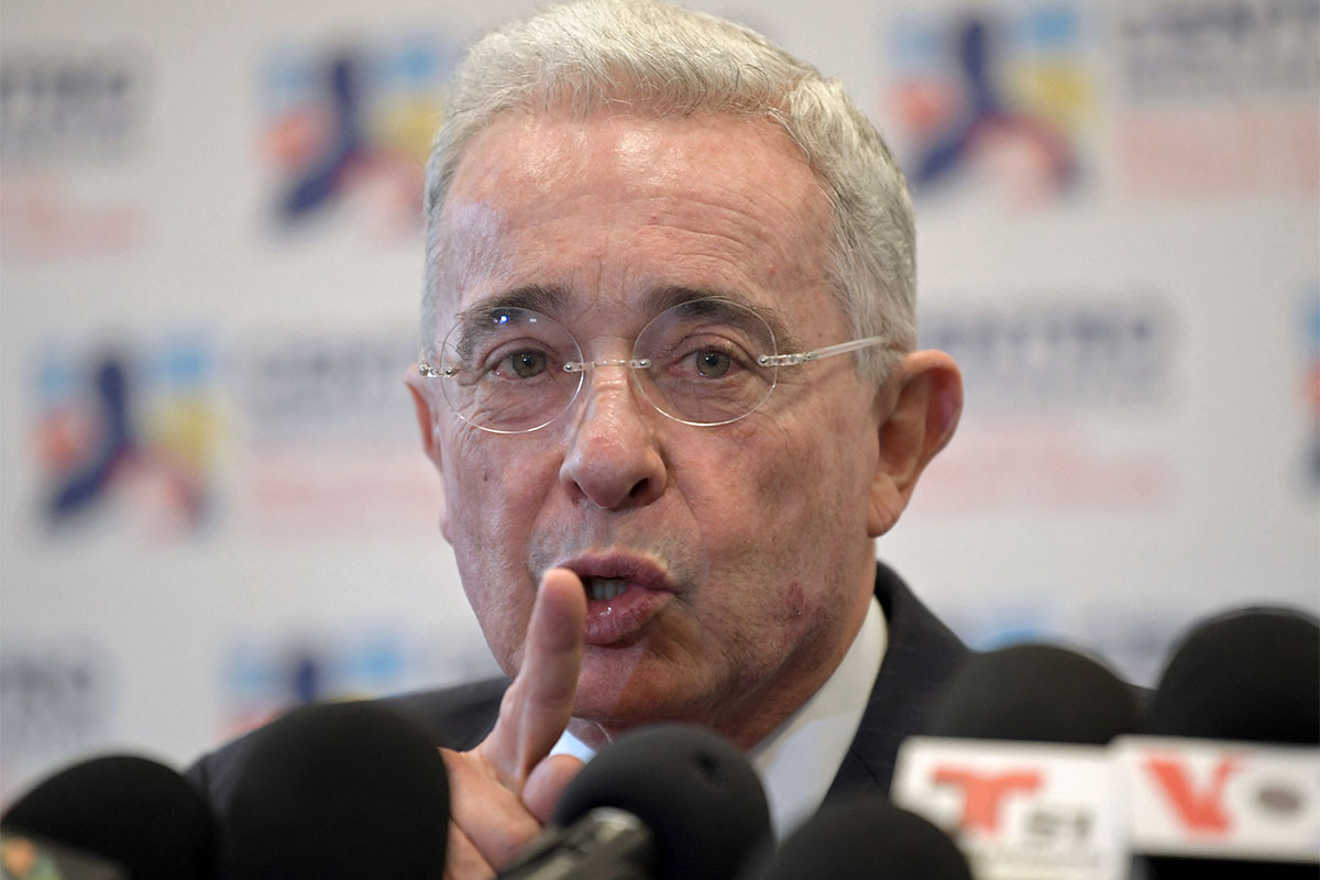 Víctimas de los «falsos positivos» en Colombia querellan a Uribe en la Justicia argentina