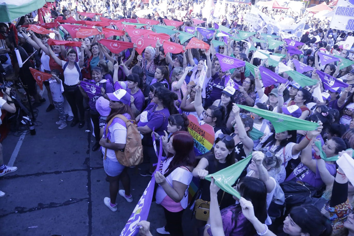 Rojo, violeta y verde: los pañuelazos contra el avance de la derecha y en defensa de una agenda feminista