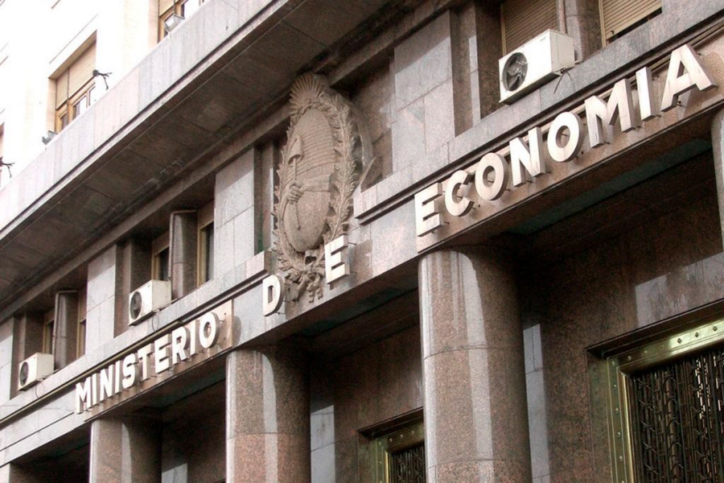 El nuevo aumento en el precio de los combustibles podría trepar el 4% 1 ministerio de economía aumento combustibles
