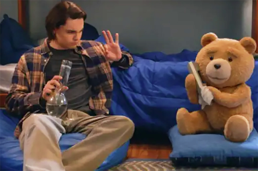 Lanzan el tráiler de «Ted», la serie que muestra el pasado del oso y sus bizarras aventuras de adolescente