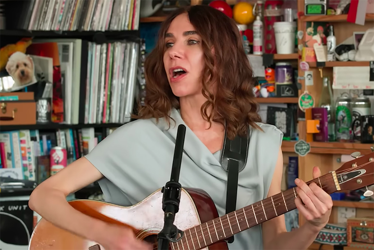 PJ Harvey dio un show acústico en el ciclo “Tiny Desk” y cautivó con las canciones de su último disco