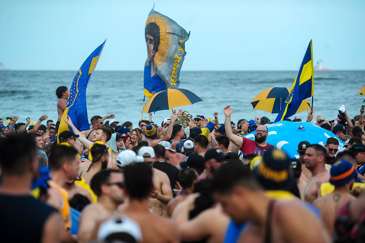 Hinchas de Boca realizaron un multitudinario «banderazo» en Río de Janeiro antes de la final de la Libertadores