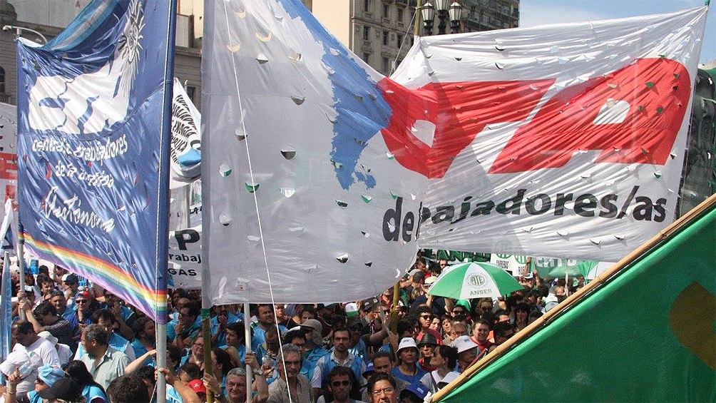 Organizaciones sociales y sindicales protestan en el Obelisco y frente a Jefatura de Gabinete