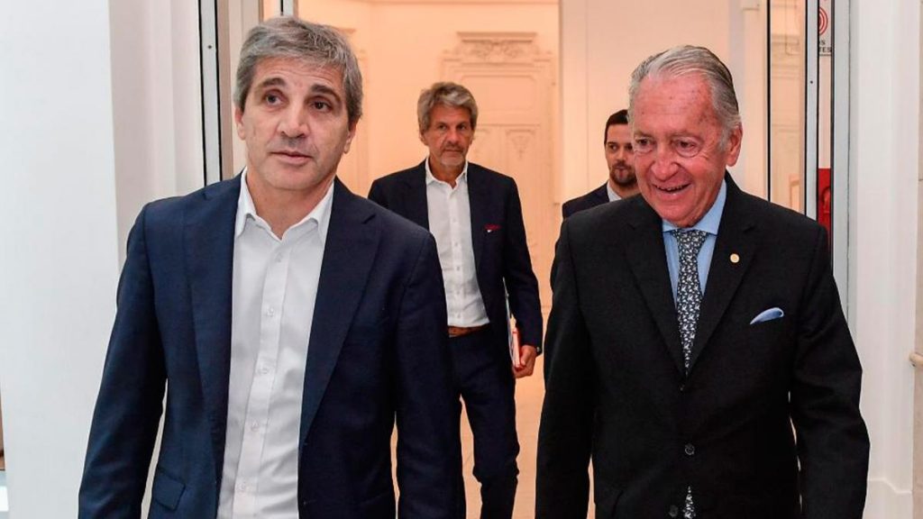 Caputo le anticipó a la UIA una "brutal" baja de impuestos tras lograr el superávit fiscal