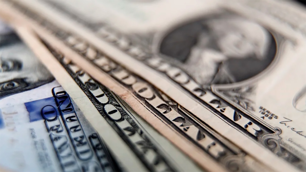 El dólar sigue cerca del piso de la banda cambiaria y el gobierno lo festeja