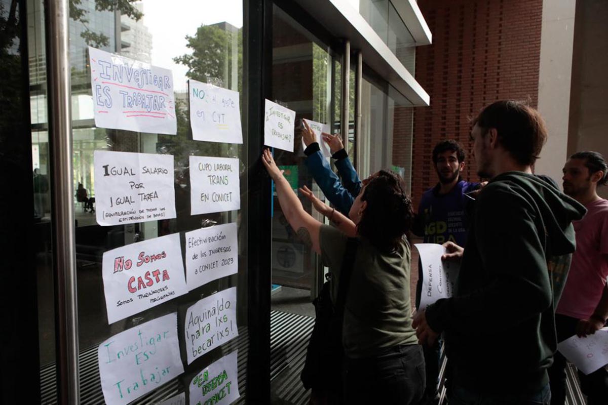 En medio de la incertidumbre por lo que vaya a pasar con Ciencia, becarios del Conicet «abrazaron» al organismo