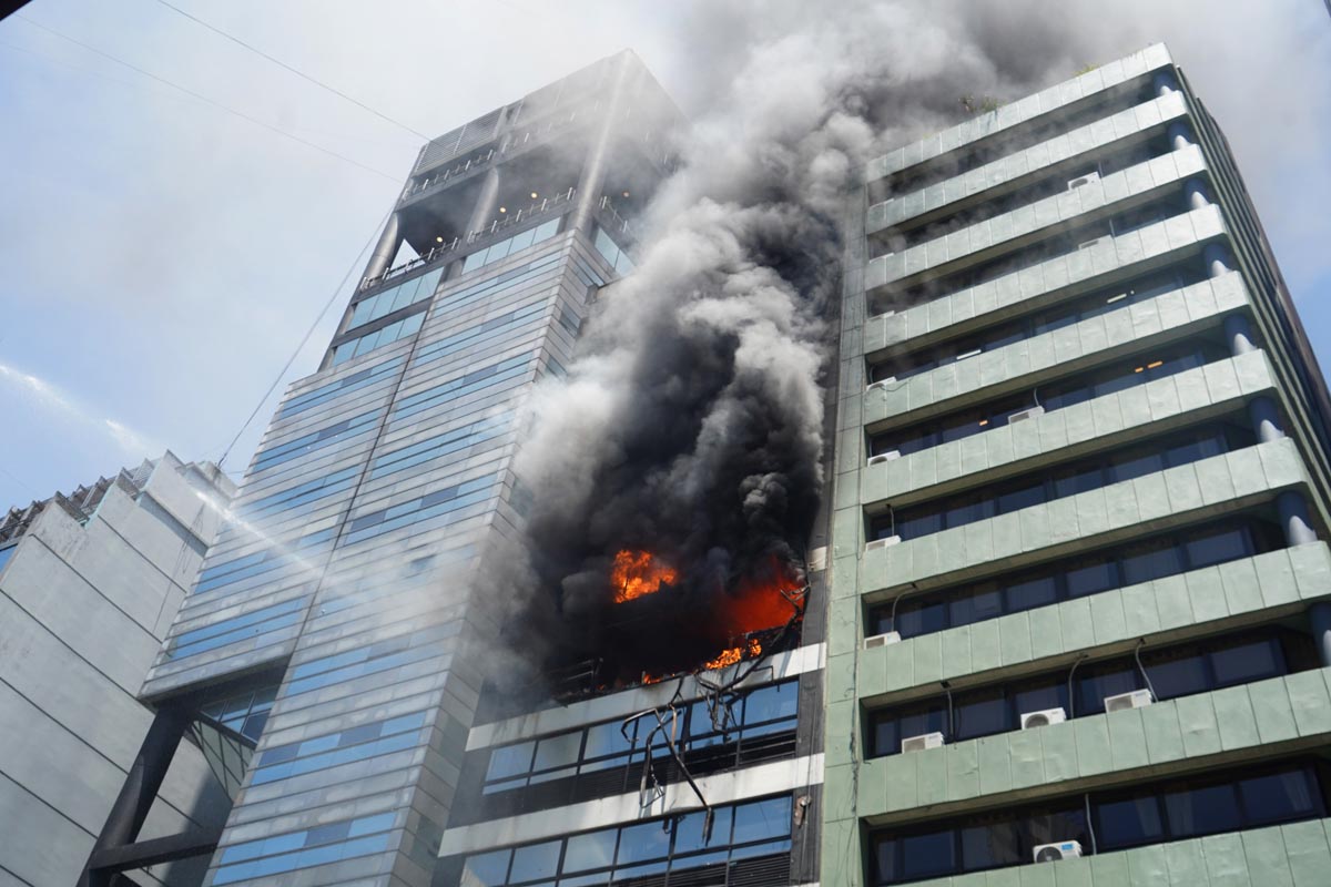 Explosión e incendio en un edificio lindero al Ministerio de Trabajo: murió una mujer y trasladaron a 35 personas