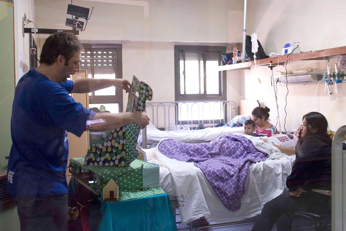 Títeres y marionetas en el Garrahan: cuando el teatro sale de su zona de confort