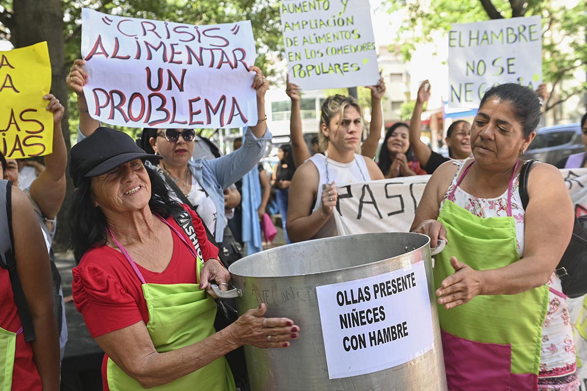 Somos Barrios de Pie protestó con ollas vacías alrededor del Ministerio de Capital Humano