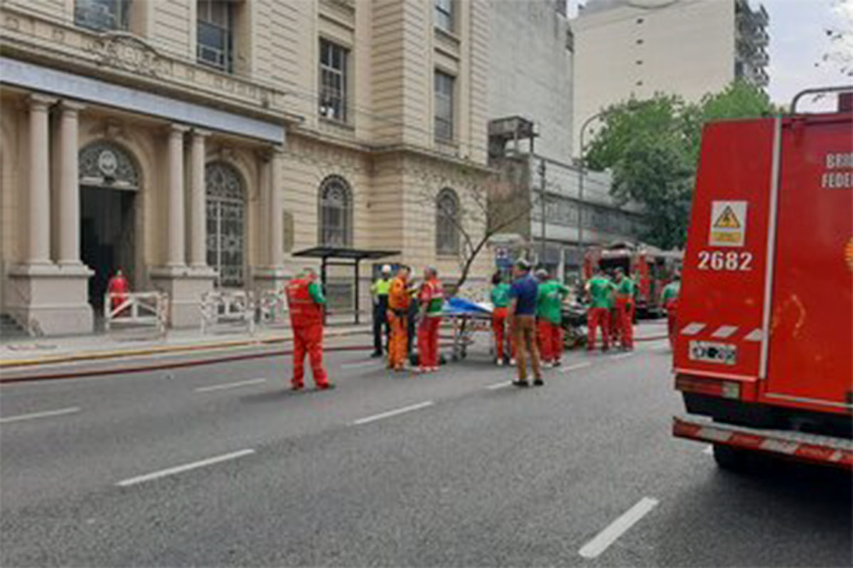 Incendio en el hospital Santa Lucía: evacuan pacientes y personal médico