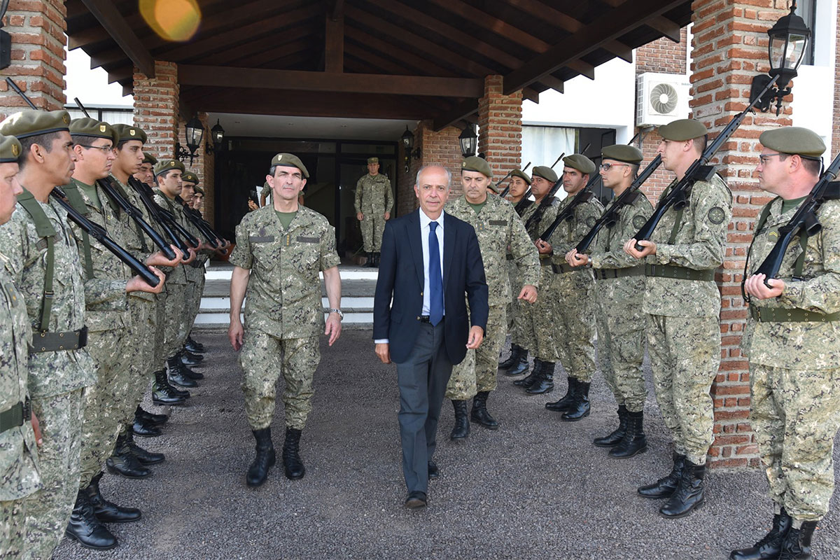 Una compra de aviones pone en el ojo de la tormenta al pediatra ministro de Defensa de Uruguay