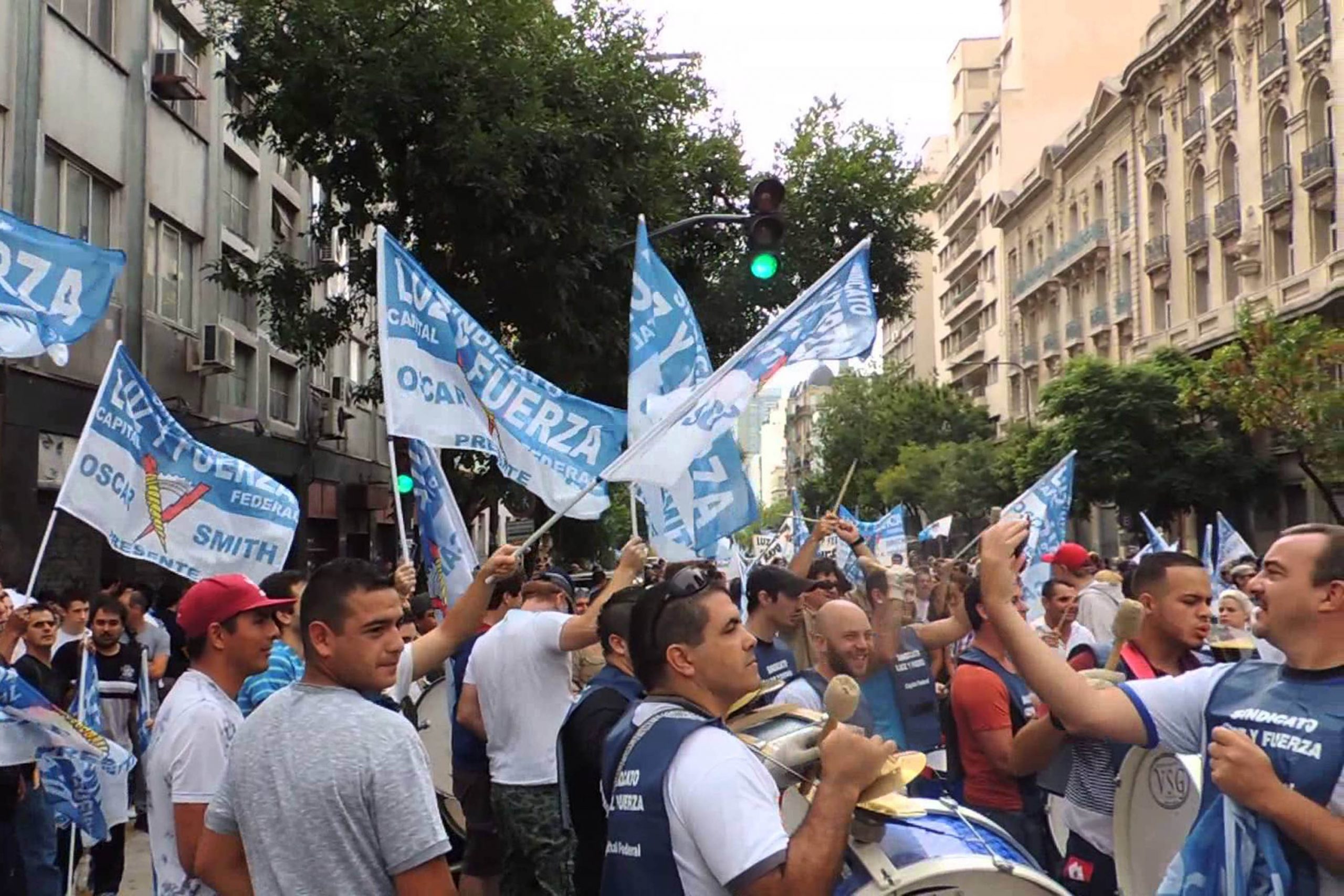 Aumenta la crítica sindical al DNU de Milei: Luz y Fuerza lo definió como «ataque a la institucionalidad»