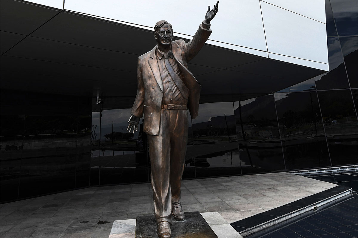 Retiran la escultura de Néstor Kirchner del CCK por decisión de la Unasur