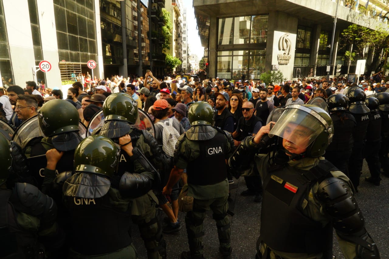La movilización llegó a la Plaza de  Mayo: la policía y la Gendarmería impidieron el tránsito sobre la calle