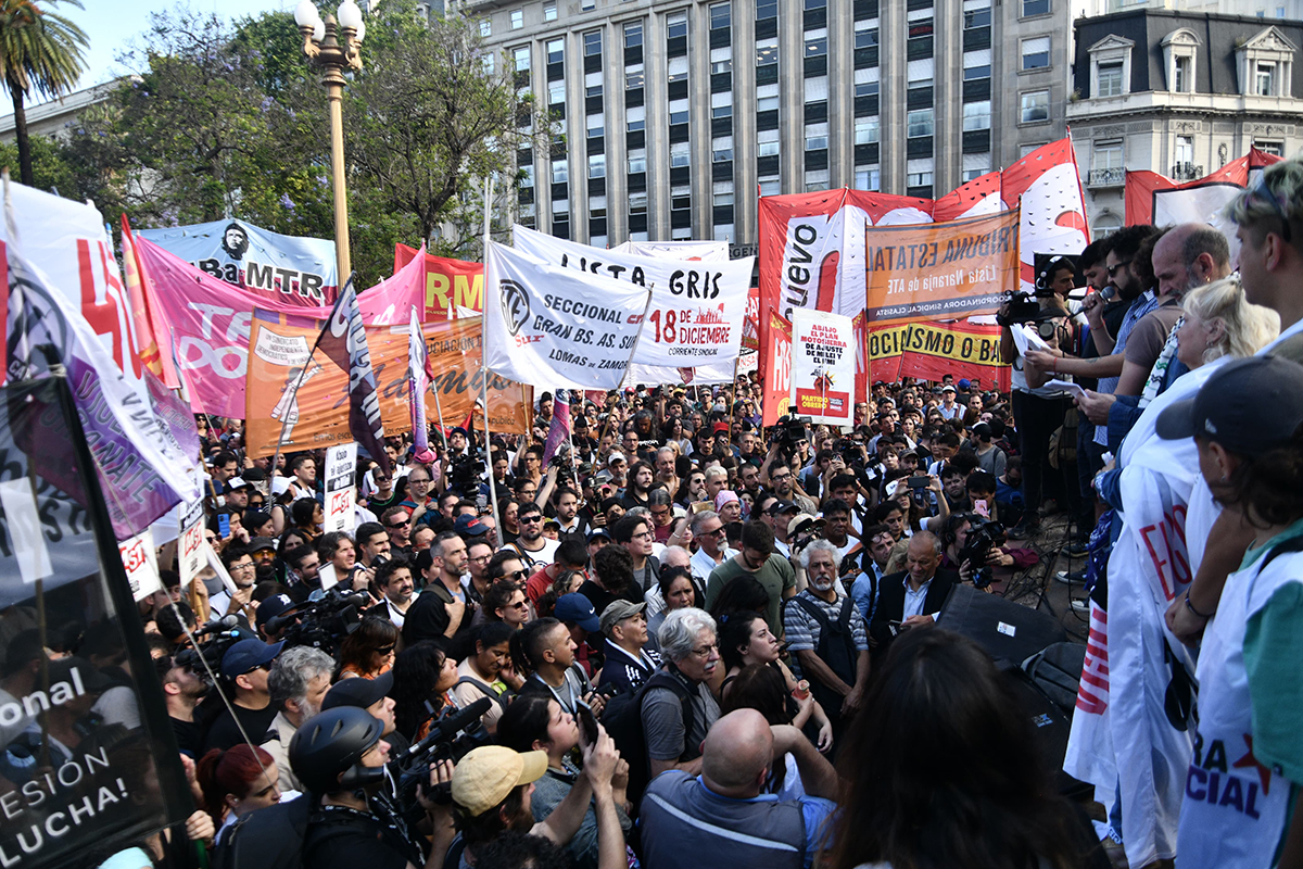 Piqueteros y el sindicalismo combativo marchan al Congreso con asambleas vecinales y de la cultura