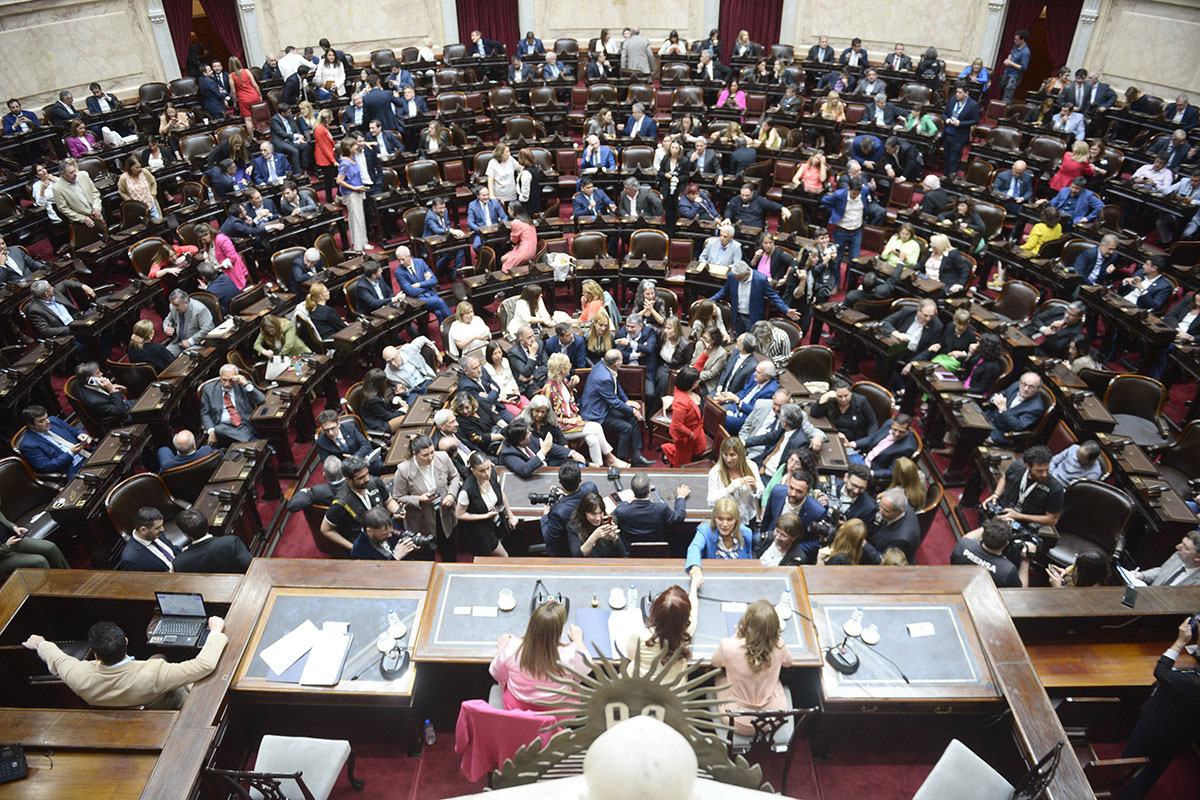 En el Parlamento esperan con cautela el «paquetazo» del nuevo gobierno